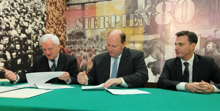 Na zdjęciu Andrzej Stokłosa, prezes Stoczni Gdańsk, Danny Roderick, wiceprezes GE Hitachi i Lee Feinstein, Ambasador USA podpisują umowę o współpracy. 