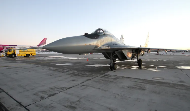 Myśliwiec MiG-29 wśród cywilnych samolotów na lotnisku w Rębiechowie.