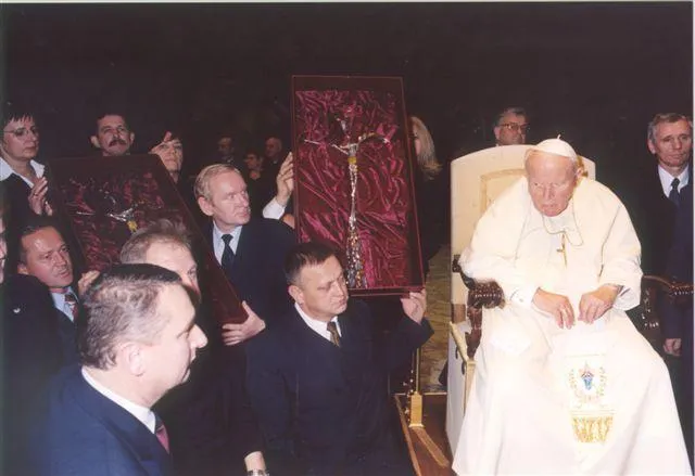 Dwa srebrne i wysadzane bursztynami krzyże w intencji połączenia Orlenu z Lotosem do Watykanu trafiły w 2003 roku dzięki związkowcom z "Solidarności" - gdańskiego i płockiego zakładu.