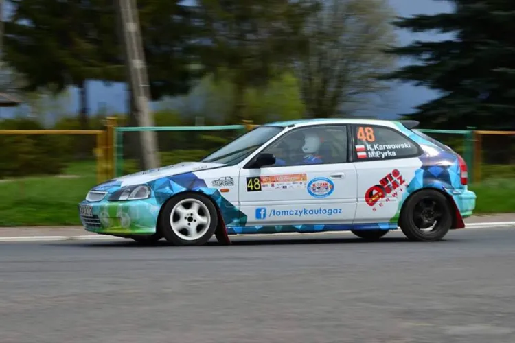 Panowie startują w Hondzie Civic z 1995 roku.