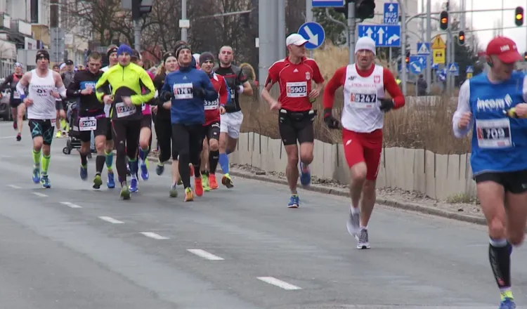 Ponad 6 tys. biegaczy pokonało ulice Gdyni w drugiej odsłonie półmaratonu, w 2017 roku.
