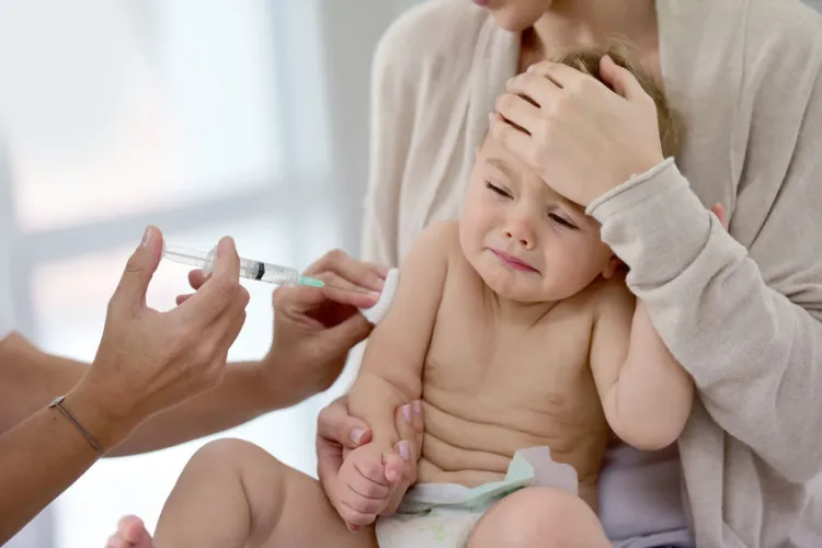 Choć szczepienie to zadanie pielęgniarki, przed jego wykonaniem dziecko musi zostać zbadane przez pediatrę. To właśnie z powodu ich braku w jednej z trójmiejskich przychodni rodzice mają problem z zapisaniem dziecka na szczepienie.  