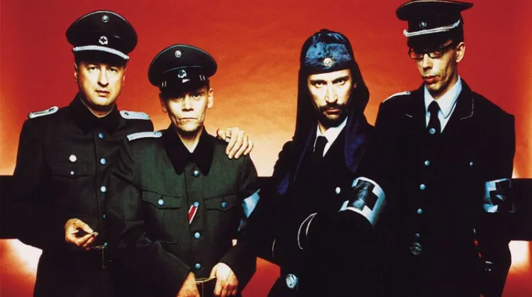 Zespół Laibach dba w swojej twórczości o każdy szczegół - od okładek płyt, po stroje i gesty wykonywane na scenie.