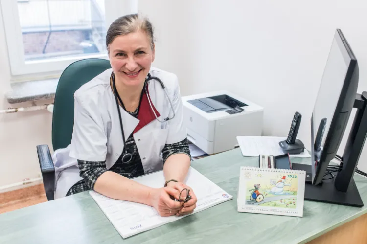 Dr n. med. Anna Korczak-Rogoń, lekarz z blisko 30-letnim stażem pracy, specjalista chorób zakaźnych. Od 2005 roku zajmuje się leczeniem boreliozy. 