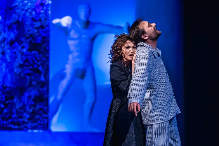 Relacja Mistrza (Grzegorz Wolf) i Małgorzaty (Agnieszka Bała) w spektaklu Teatru Miejskiego w Gdyni prowadzona jest w konwencji romantycznej miłości. 