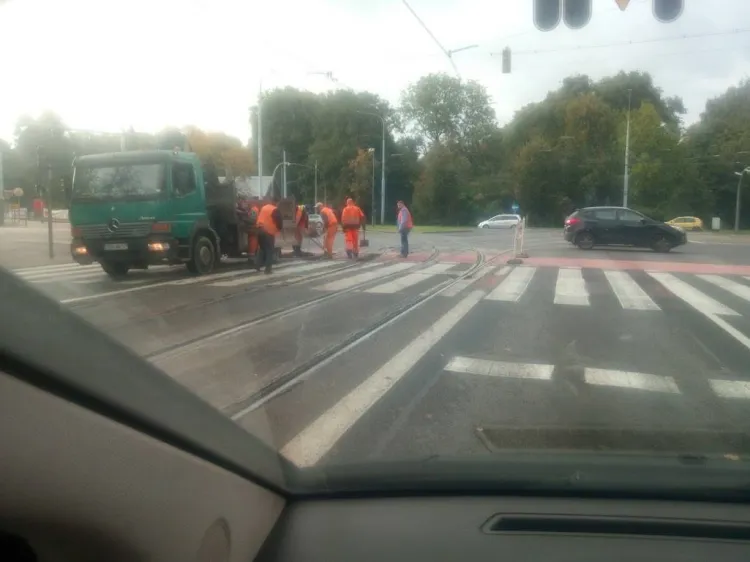 Przejazd był wg. ZDiZ naprawiany na przełomie kwietnia i maja zeszłego roku, zdjęcie pochodzi z października, a kolejna naprawa już za kilka dni.