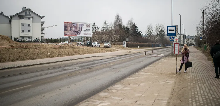 Nowa lokalizacja przystanku autobusowego na ul. Myśliwskiej. Autobusy zatrzymują się tutaj na jezdni.