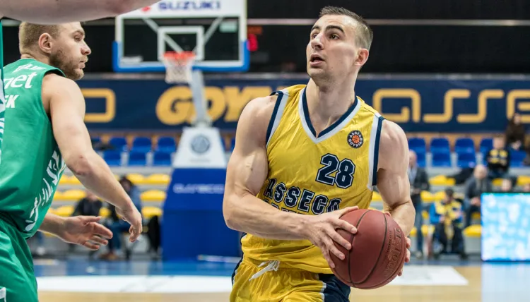 Przemysław Żołnierewicz uważa, że jeśli Asseco gra zespołowo i na równym poziomie, to jest w stanie pokonać każdego w Energa Basket Lidze.