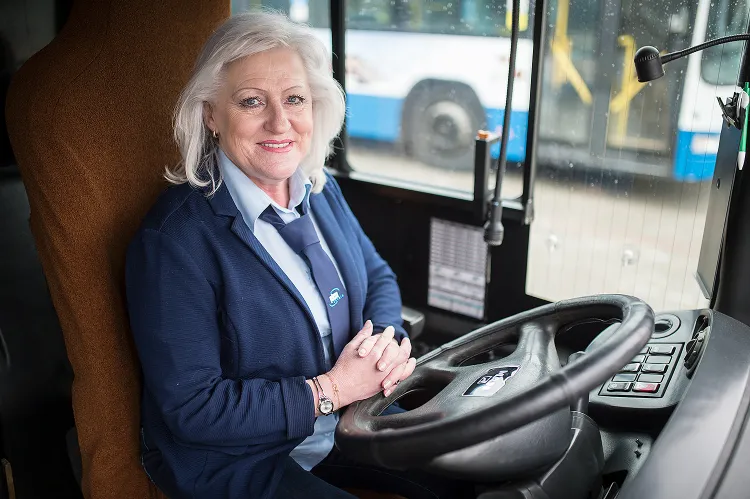 Pani Wiesława Fobke od zawsze marzyła o jeżdżeniu autobusami. Przez wiele lat pracowała zarówno na liniach miejskich, jak i międzynarodowych.
