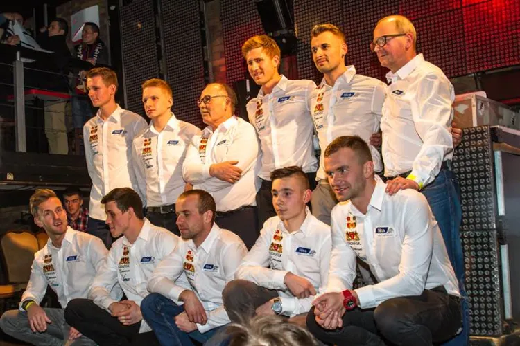 Mikkel Michelsen (drugi z prawej w górnym rzędzie) wierzy, że dobra atmosfera w zespole pomoże daleko zajść żużlowcom Zdunek Wybrzeża