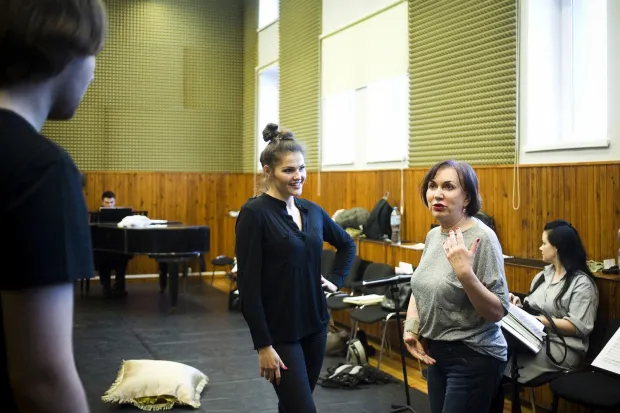 Maria Sartova (stoi po prawej) podczas prób do "Orfeusza w piekle" w Operze Bałtyckiej.