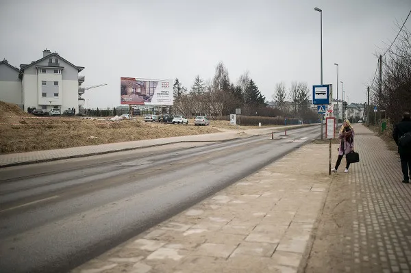 Przystanek autobusowy bez zatoczki na ulicy Myśliwskiej w Gdańsku. Już za miesiąc zatoka zostanie odtworzona.