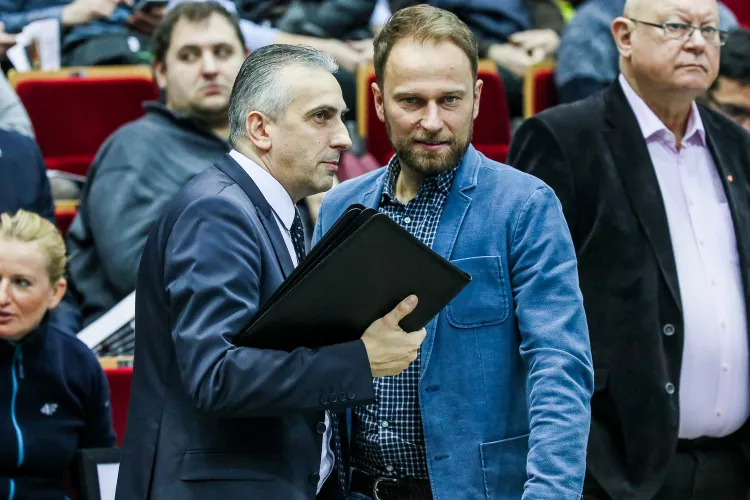 Prezes Trefla Dariusz Gadomski (z lewej) przyznaje, że klub czekają kolejne cięcia. Czy zatem będzie go stać na tak dobrych zawodników, do jakich jeszcze w zeszłym sezonie zaliczał się m.in. Piotr Gacek (z prawej).