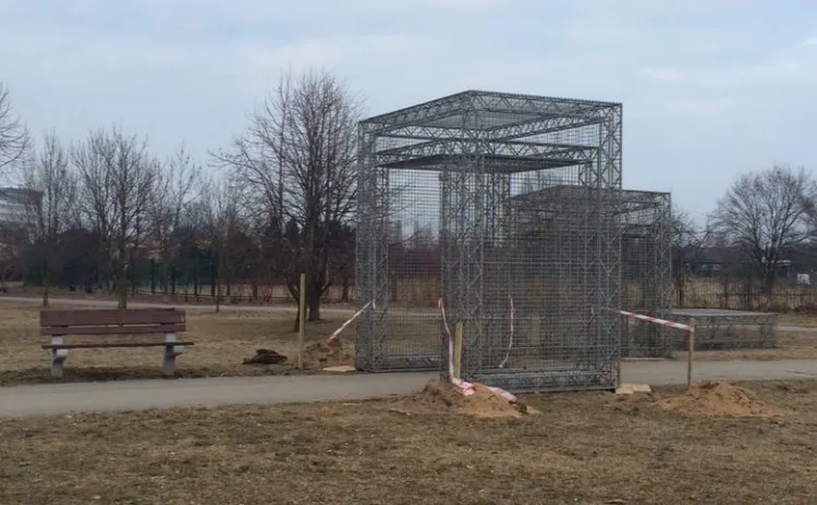 Od kilku dni w parku Millenium na Zaspie stoi forma pt. "Pułapka Ucieczka Wolność".