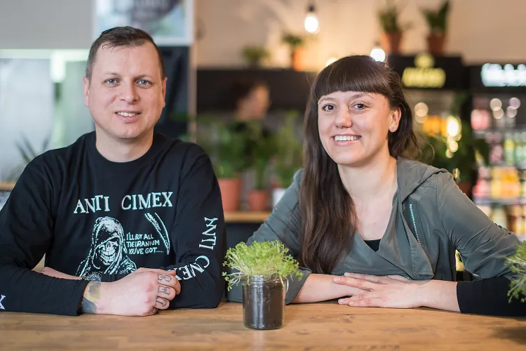 Współwłaściciele wegańskich bistro Avocado: Daniel Jaroć i Joanna Krupicka.