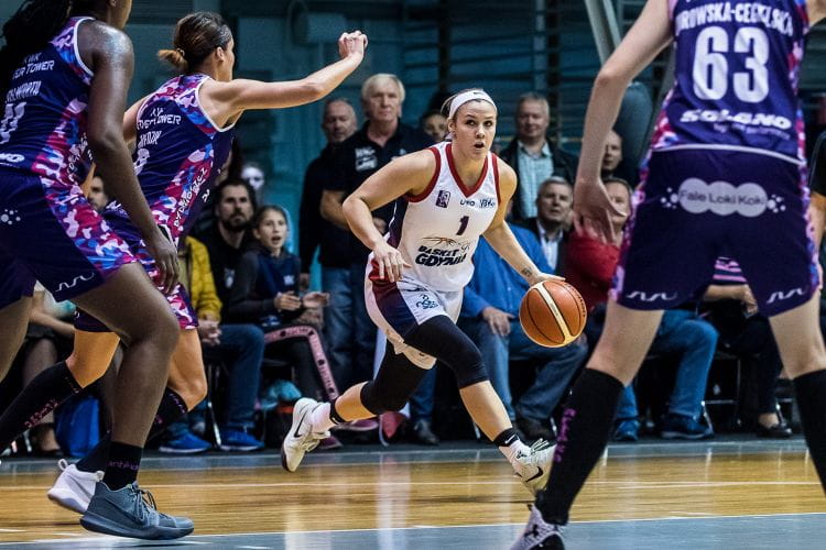 Rzuty za 3 punkty wydatnie pomogły Basketowi wygrać w Bydgoszczy na otwarcie play-off. Czterokrotnie zza łuku trafiała Victoria Jankoska (na zdjęciu).