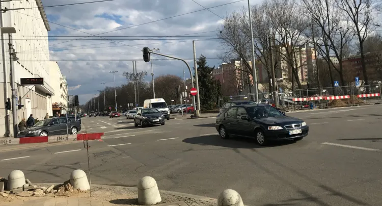 Kierowcy jadący w kierunku ul. Kieleckiej lub Drogi Gdyńskiej muszą - zaczynając od odcinka pomiędzy ul. Świętojańską i Władysława IV - niekiedy dwukrotnie zmienić pas.