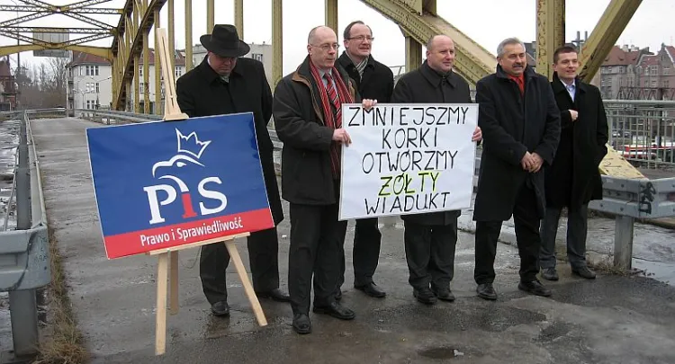Radni Gdańska z PiS pikietowali dziś na tzw. żółtym wiadukcie.