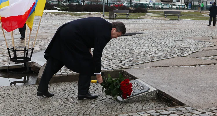 Prezydent Ukrainy Wiktor Janukowycz podczas składania wieńców pod Pomnikiem Poległych Stoczniowców.