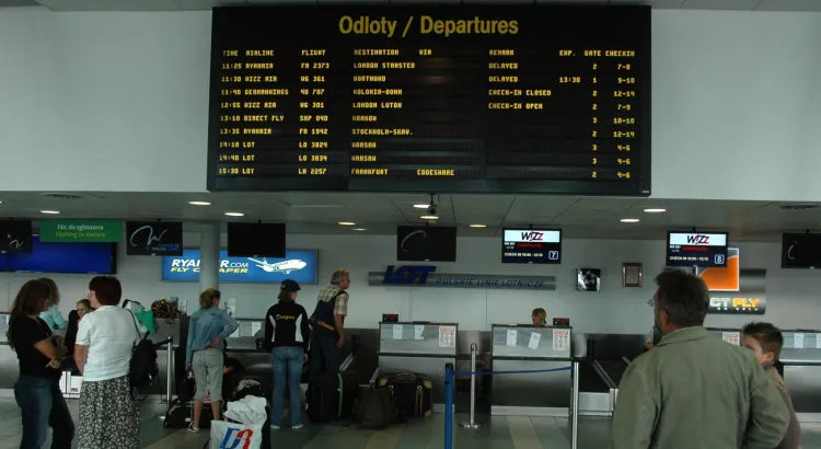 Pasażerowie mogą sprawdzać informacje o opóźnieniach także na tablicach.