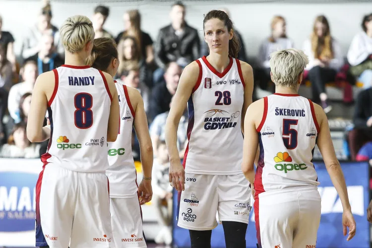 Koszykarki Basketu 90 Gdynia dobrze promują miasto w ćwierćfinałach play-off. Na pierwszym planie Kristina Vitola. 