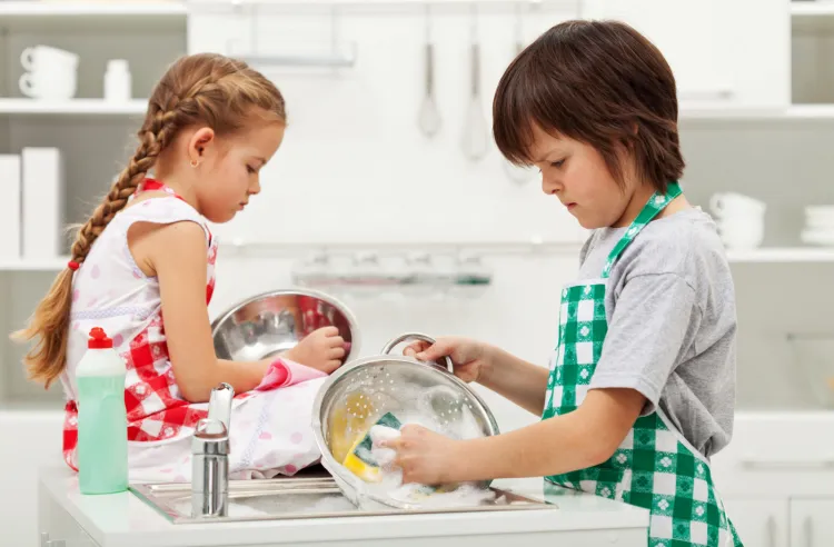 Od najmłodszego wieku maluch może i powinien pomagać nam w drobnych obowiązkach domowych.