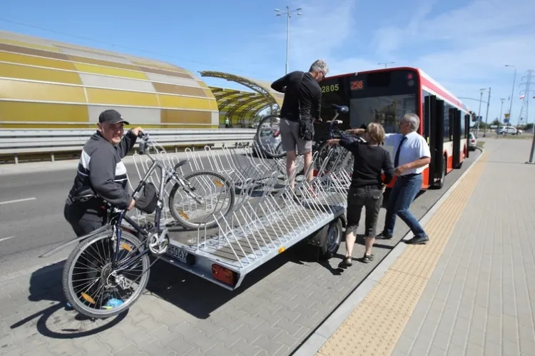 Dodatkowo do ośmiu miejsc w autobusie, dostępna będzie rowerowa przyczepa mieszcząca kolejnych 20 jednośladów.