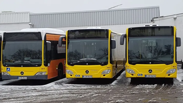Autobusy były dotychczas eksploatowane w Berlinie. Na zdjęciu jeden z nich, po lewej stronie.