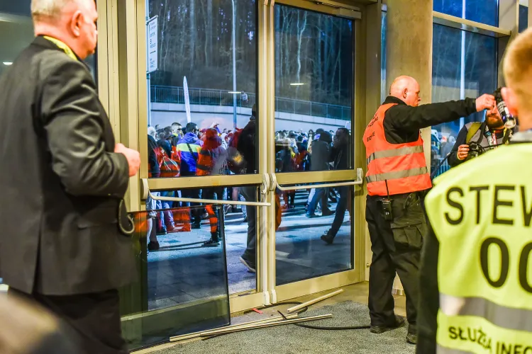 Próba przedarcia się kibiców pod szatnię piłkarzy Arki Gdynia zakończyła się rozbitymi drzwiami oraz interwencją służb ochrony i policji. 