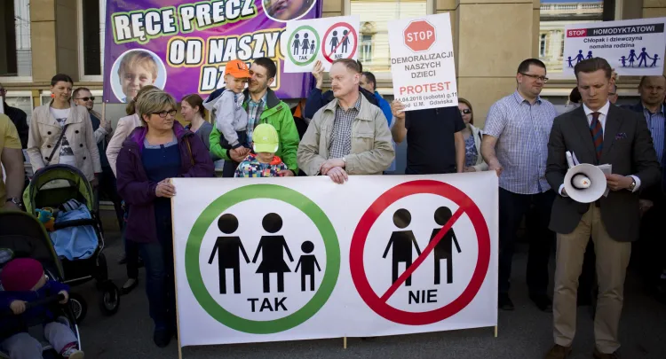 Przed Urzędem Miejskim w Gdańsku blisko 100 osób protestowało przeciw demoralizacji dzieci, którą ich zdaniem, niesie m.in. broszura "Zdrowe Love" 