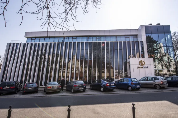 Budynek przy ul. 1 Maja w Sopocie diametralnie zmienił swój wygląd. Zamiast banku działa w nim obecnie trzygwiazdkowy Focus Premium Sopot. 
