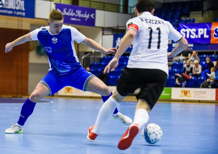 Piotr Wardowski (z lewej) i jego koledzy z AZS UG muszą zachować więcej koncentracji w obronie, by nie stracić kolejnych punktów w Futsal Ekstraklasie.