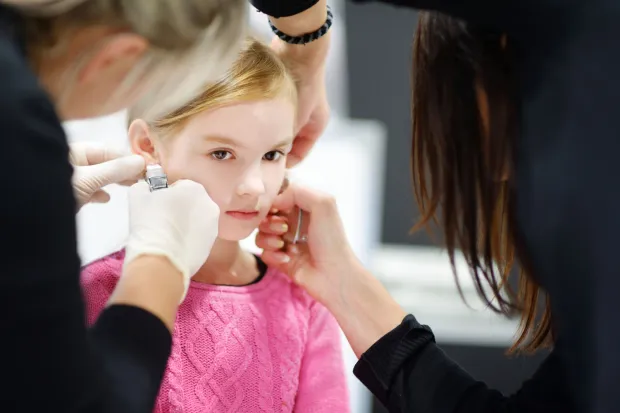 Przekłuwanie uszu u malutkich dzieci to dziś temat bardzo kontrowersyjny.