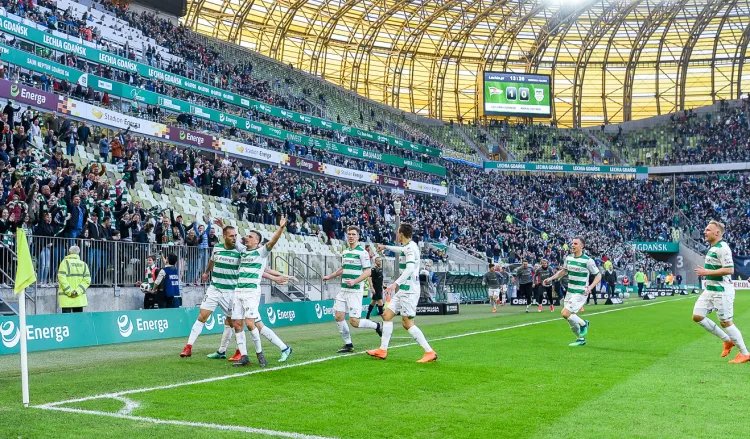 Lechia Gdańsk do końca sezonu w ekstraklasie rozegra trzy mecze przed własną publicznością. Klub zdecydował, że na te pojedynki ceny biletów normalnych obniży o połowę. 