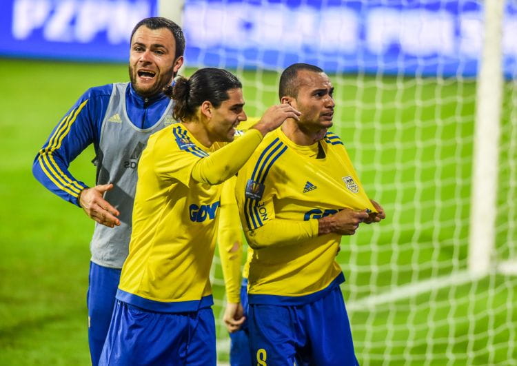 Marcus (z prawej) po zdobyciu gola na wagę awansu do finału Pucharu Polski wraz z Rubenem Jurado, który asystował przy tej bramce oraz Krzysztofem Sobierajem, kapitanem żółto-niebieskich w finale sprzed roku. 