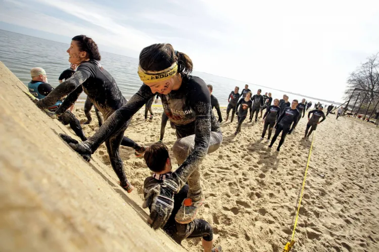 Uczestnicy gdyńskiej edycji Runmageddonu biec biegną przez plażę, morze i park Kolibki.