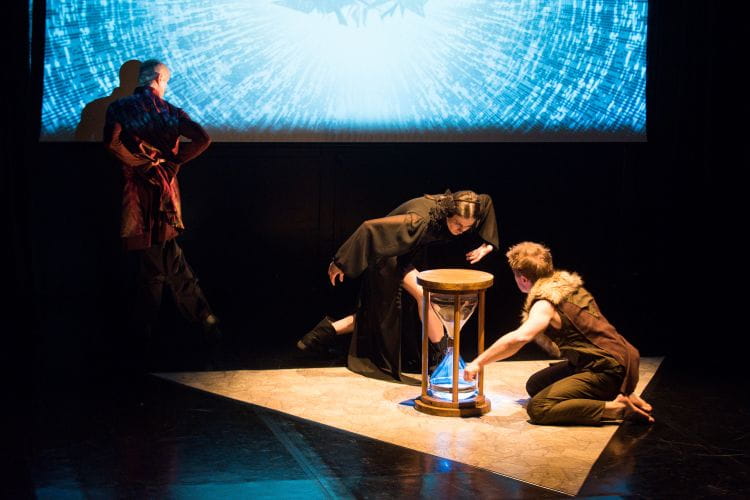 Minimalistyczna scenografia "Melencolii" składa się z dużego ekranu projekcyjnego w tle, jasnego trójkąta na podłodze i  wielkiej klepsydry, budzącej zainteresowanie postaci na scenie i podziw na widowni.