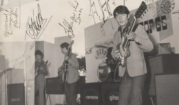 Na pierwszym planie Krzysztof Klenczon (z Czerwonymi Gitarami w klubie Non Stop, w roku 1966).


