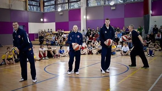 Koszykarskie ćwiczenia prezentują (od lewej): Przemysław Zamojski, Krzysztof Szubarga i Mateusz Kostrzewski. 