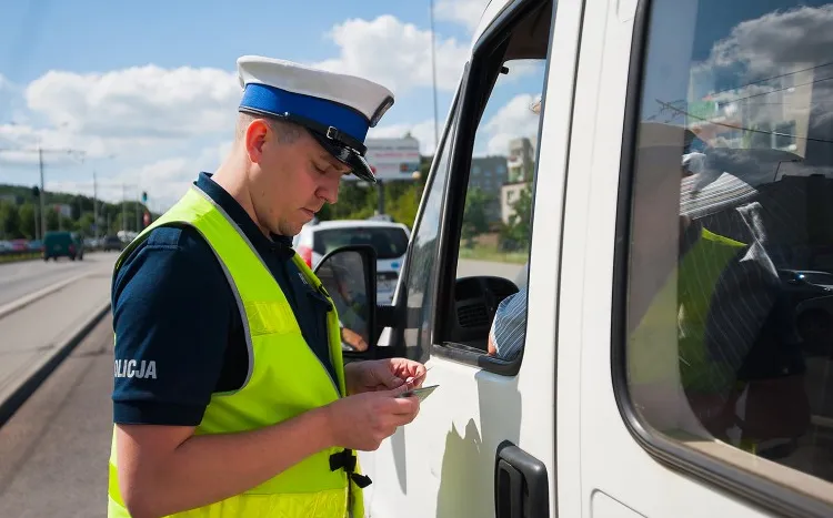 Jest duża szansa, że kierowcy podczas kontroli policyjnej nie będą musieli okazywać funkcjonariuszom dowodu rejestracyjnego i polisy OC.
