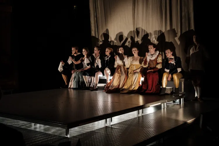 Na 454. Urodziny Williama Szekspira zaproszono kameralne "Poskromienie złośnicy" białostockiego Teatru Papahema, które w stylu elżbietańskim, z nawiązującym do tej epoki kostiumami zagrano na proscenium Teatru Szekspirowskiego.