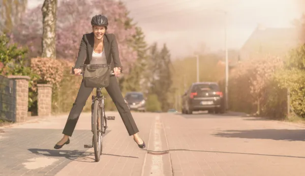 Dojazd do pracy rowerem pozwala zaoszczędzić czas spędzony na staniu w korkach.