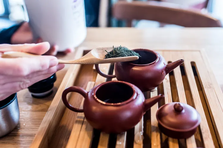 Jeśli chcemy odkrywać herbatę, musimy pić liściastą. O tej w torebkach możemy zapomnieć.