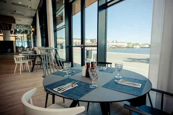 Restauracja Gard to skandynawska kuchnia i miejsce, w którym można nacieszyć oko gdyńskimi widokami. 