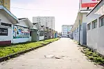 Przestrzeń między pawilonami handlowymi.