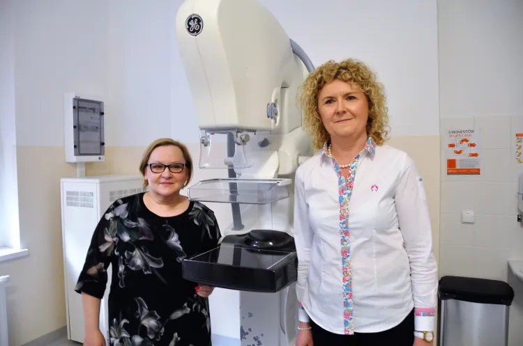 Elzbieta Porebska (Pracownia Diagnostyki Obrazowej WCO) oraz dr Małgorzata Kanas (Centrum Diagnostyki Obrazowej WCO) przy nowym mammografie.