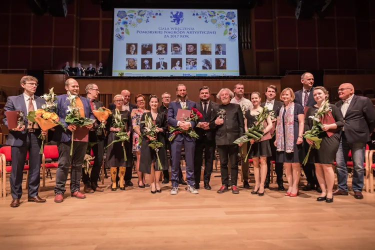 Laureaci i nominowani do Pomorskiej Nagrody Artystycznej za 2017 rok podczas zdjęcia zbiorowego. 