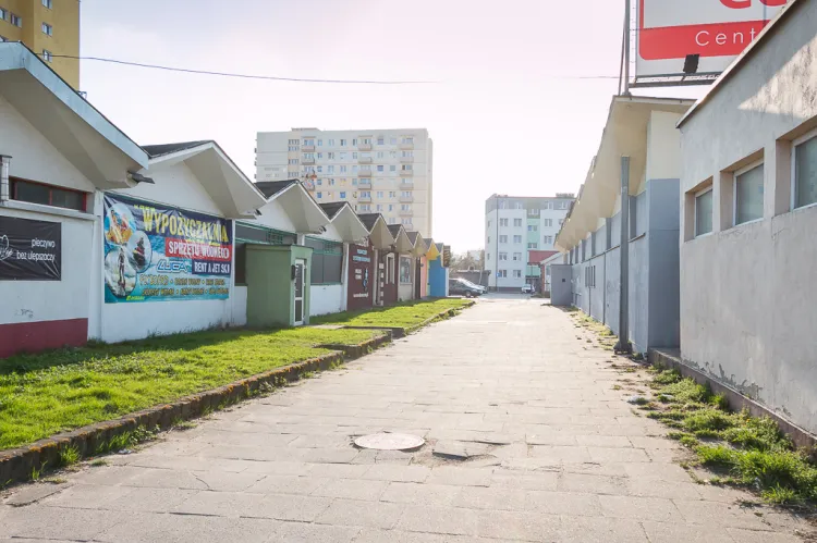 Przestrzeń między pawilonami handlowymi.