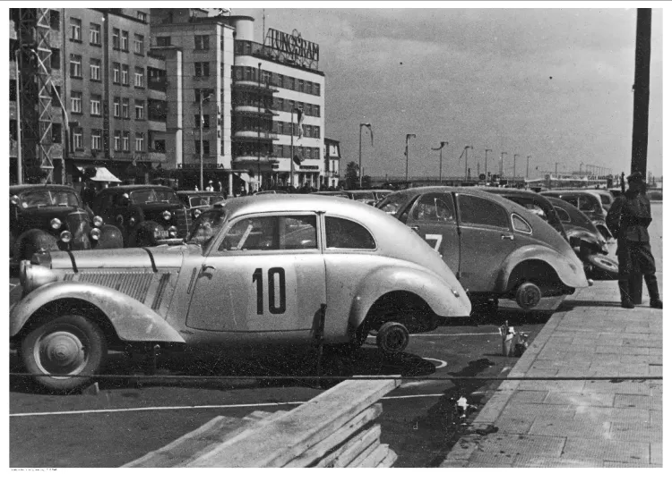 Samochody rajdowe na skwerze Kościuszki w Gdyni. Rok 1938.