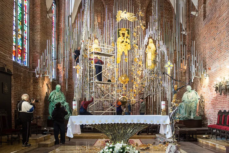 Datki ze szklanej skarbony w kościele św. Brygidy są przeznaczane na budowę widocznego na zdjęciu Bursztynowego Ołtarza. To największe tego rodzaju dzieło sakralne na świecie.
